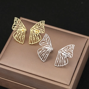 Hohl geschnitzte Schmetterlingsflügel Ohrstecker in Gold und Silber auf Box