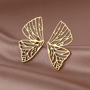 Elegante goldene hohle Schmetterlingsflügel-Ohrringe aus Edelstahl auf Seide