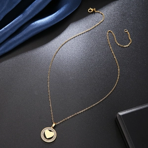 Élégant collier pendentif cœur doré avec strass blancs étincelants et une chaîne fine