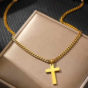 Collana con ciondolo a croce in acciaio al titanio dorato su catena Cuban classica