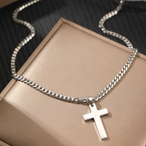 Collana con pendente a croce in acciaio al titanio lucido con finitura spazzolata