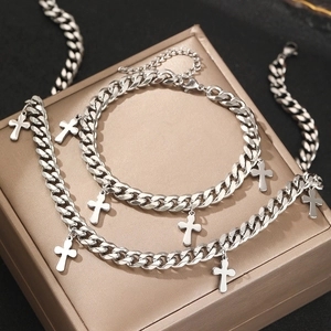 Chaîne cubaine en acier argenté avec pendentifs croix et fermoir mousqueton