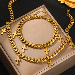 Ensemble collier et bracelet à chaîne cubaine dorée avec pendentifs croix sur coffret