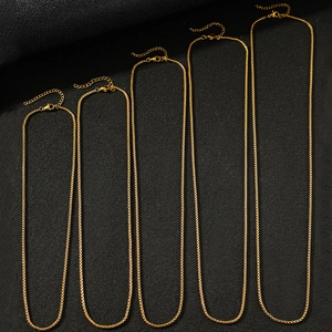 Detail von 18K vergoldeten Edelstahl-Seilketten mit Karabinerverschluss und Verlängerung