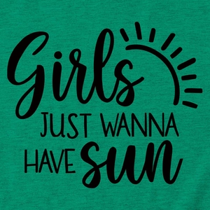 Détail du slogan Girls Just Wanna Have Sun et motif soleil sur t-shirt vert