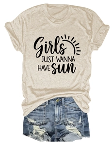 Ensemble décontracté avec t-shirt en coton beige, motif soleil et short en jean usé