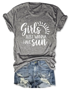 T-shirt gris avec imprimé Girls Just Wanna Have Sun et short en jean posés à plat
