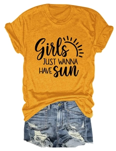 T-shirt jaune Girls Just Wanna Have Sun et short en jean déchiré en vue à plat
