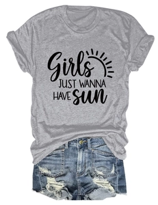 T-shirt gris avec motif soleil et short en jean vieilli posés à plat sur fond blanc