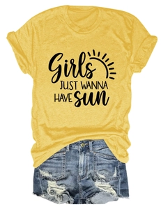 T-shirt jaune imprimé Girls Just Wanna Have Sun et mini-short en jean effiloché