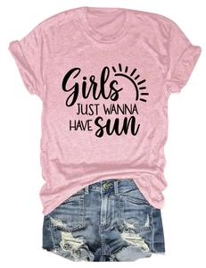 T-shirt rose en coton avec motif soleil et short en jean déchiré pour l'été en vue plat