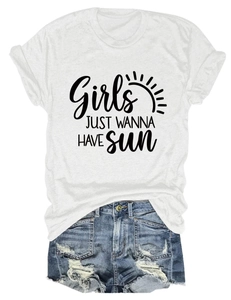 T-shirt blanc avec imprimé 'Girls Just Wanna Have Sun' et short en jean vieilli posé à plat