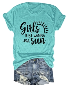 Détail du t-shirt vert menthe avec imprimé 'Girls JUST WANNA HAVE SUN' et short en jean