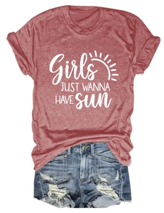 Détail du tissu du t-shirt rouge brique avec imprimé blanc Girls Just Wanna Have Sun