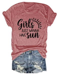 Gros plan de l'imprimé Girls Just Wanna Have Sun sur t-shirt rouge brique et denim