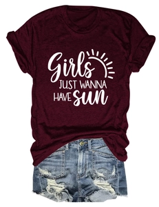 Détail du t-shirt bordeaux avec imprimé soleil et short en jean bleu clair
