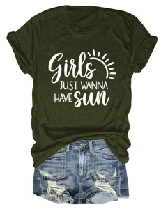 T-shirt vert foncé avec motif soleil et short en jean vieilli posés à plat