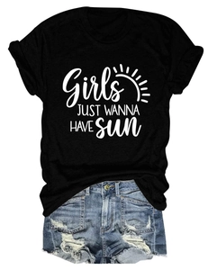 Gros plan sur l'imprimé Girls Just Wanna Have Sun sur t-shirt noir et short en denim