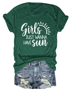 Détail de l'ensemble t-shirt vert foncé avec imprimé soleil et short en jean bleu