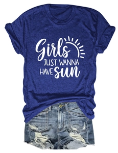 T-shirt bleu marine avec imprimé 'Girls Just Wanna Have Sun' et short en jean à plat