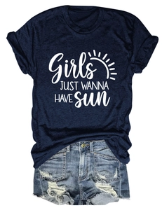 T-shirt bleu marine en coton avec imprimé soleil et mini short en jean délavé