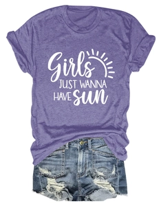 Détail du t-shirt violet à manches courtes avec motif soleil et short en jean déchiré