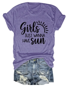 Mise à plat du t-shirt violet à manches courtes avec motif soleil et short en jean