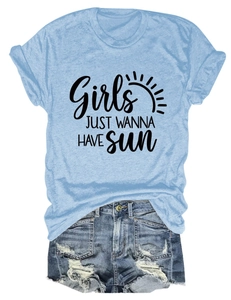 Détail du t-shirt bleu clair avec imprimé SUN et ensemble de shorts en jean usé