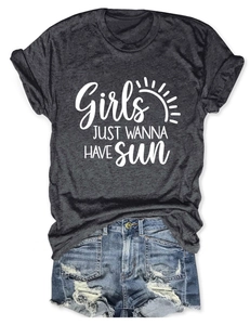 Détail de l'imprimé 'Girls JUST WANNA HAVE SUN' sur un t-shirt gris foncé chiné en coton