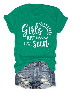 Détail d'un T-shirt vert à col rond avec motif soleil et short en jean bleu