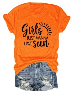 T-shirt femme en coton avec motif soleil et short en jean vieilli posés à plat