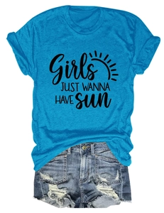 Ensemble d'été avec t-shirt bleu à motif soleil et short en jean court délavé