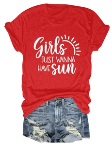Vue à plat du t-shirt rouge imprimé et du short en jean bleu délavé avec déchirures