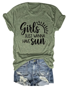Mise à plat du t-shirt vert olive avec imprimé SUN et short en jean vieilli
