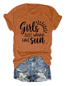 Détail de l'imprimé Girls Just Wanna Have Sun sur t-shirt en coton orange avec short