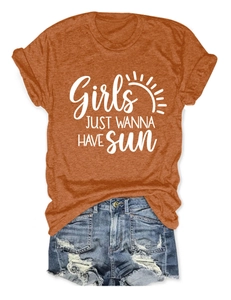 Mise à plat d'un T-shirt orange avec imprimé soleil et short en jean vieilli
