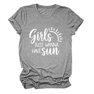 Détail du t-shirt gris chiné avec motif imprimé blanc Girls Just Wanna Have Sun chic