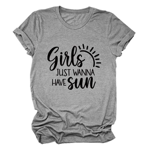 Détail du t-shirt gris à col rond avec le texte imprimé Girls Just Wanna Have Sun et motif