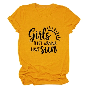Détail d'un t-shirt en coton jaune avec imprimé noir Girls Just Wanna Have Sun et icône soleil
