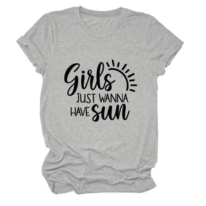 Détail d'un t-shirt gris clair à col rond avec imprimé noir Girls Just Wanna Have Sun