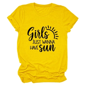 Détail de l'imprimé Girls Just Wanna Have Sun sur un t-shirt jaune à col rond