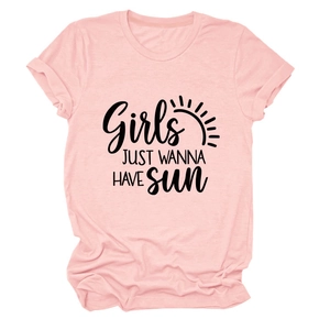 Détail de l'imprimé Girls Just Wanna Have Sun sur un t-shirt décontracté rose pour femmes