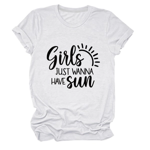 Détail du slogan Girls Just Wanna Have Sun et du graphisme soleil sur T-shirt en coton blanc