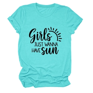 Détail du t-shirt turquoise avec slogan Girls Just Wanna Have Sun et motif soleil noir