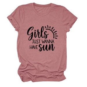 Détail de l'imprimé Girls JUST WANNA HAVE SUN noir sur le t-shirt rose à col rond pour femme