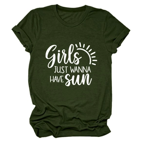Gros plan du t-shirt vert olive avec imprimé Girls Just Wanna Have Sun et revers de manche