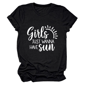 Détail du graphique soleil et du slogan imprimés sur le t-shirt en coton noir