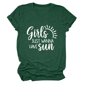 Détail du t-shirt vert foncé avec l'imprimé blanc et les manches retroussées décontracté