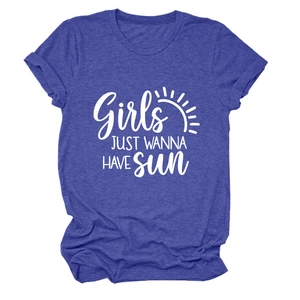 Détail du t-shirt bleu avec slogan Girls Just Wanna Have Sun blanc et motif soleil épuré