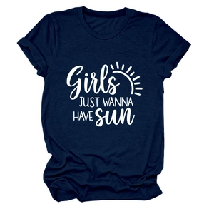 Détail du t-shirt bleu marine avec imprimé Girls Just Wanna Have Sun et motif soleil